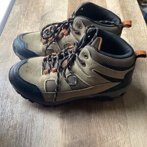 Ozark Trail hiking boots youth US 2 EU 33.5 lace up tan outdoor rugged boys boot